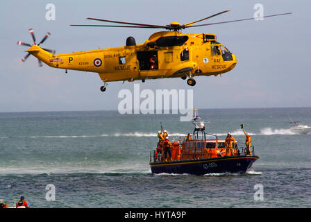 Westland Sea King HC 3 303 qm, Windeldemonstration mit Moelfre Lifeboat, 47-013, Robert an Violet. Stockfoto