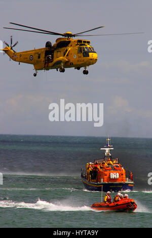 Westland Sea King HC 3 303 qm, Windeldemonstration mit Moelfre Lifeboat, 47-013, Robert an Violet. Stockfoto