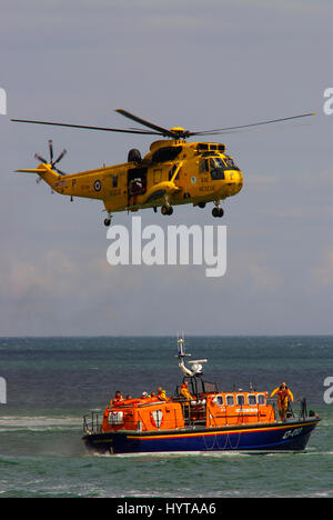 Westland Sea King HC 3 303 qm, Windeldemonstration mit Moelfre Lifeboat, 47-013, Robert an Violet. Stockfoto