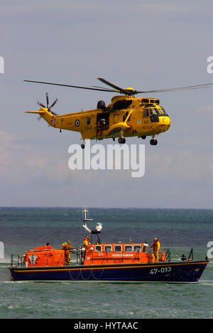 Westland Sea King HC 3 303 qm, Windeldemonstration mit Moelfre Lifeboat, 47-013, Robert an Violet. Stockfoto