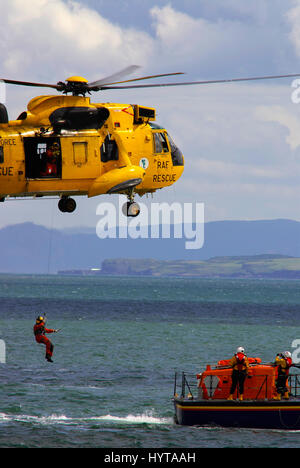 Westland Sea King HC 3 303 qm, Windeldemonstration mit Moelfre Lifeboat, 47-013, Robert an Violet. Stockfoto