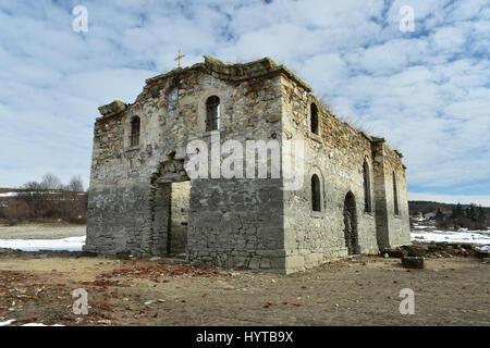 Ruinen von den alten östlich-orthodoxen Kirche von Saint Ivan Rilski aufgegeben am unteren Zhrebchevo Stausee während des kommunistischen Regimes in Bulgarien Stockfoto