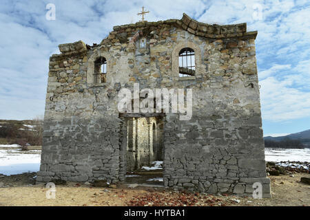 Ruinen von den alten östlich-orthodoxen Kirche von Saint Ivan Rilski aufgegeben am unteren Zhrebchevo Stausee während des kommunistischen Regimes in Bulgarien Stockfoto