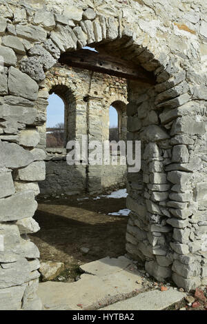 Ruinen von den alten östlich-orthodoxen Kirche von Saint Ivan Rilski aufgegeben am unteren Zhrebchevo Stausee während des kommunistischen Regimes in Bulgarien Stockfoto