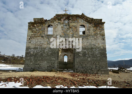 Ruinen von den alten östlich-orthodoxen Kirche von Saint Ivan Rilski aufgegeben am unteren Zhrebchevo Stausee während des kommunistischen Regimes in Bulgarien Stockfoto