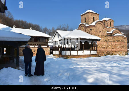 Poganovo, Serbien - 31. Januar 2017: Mönch in schwarzer Kutte spricht mit einem Mann auf dem Hof des Heiligen Johannes der Evangelist-Kloster Stockfoto