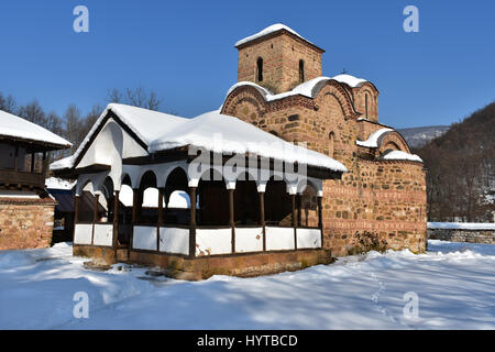 Östliche orthodoxe Kloster des Heiligen Johannes der Evangelist in der Nähe von Poganovo Dorf, Serbien im Schnee Stockfoto