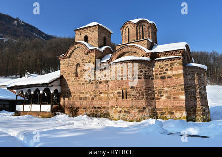 Östliche orthodoxe Kloster des Heiligen Johannes der Evangelist in der Nähe von Poganovo Dorf, Serbien im Schnee Stockfoto