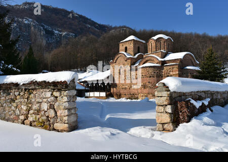 Östliche orthodoxe Kloster des Heiligen Johannes der Evangelist in der Nähe von Poganovo Dorf, Serbien im Schnee Stockfoto