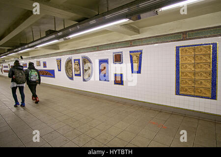 Kunst auf dem Display an der Eastern Parkway Brooklyn Museum u-Bahnstation in Prospect Heights, Brooklyn, New York City Stockfoto