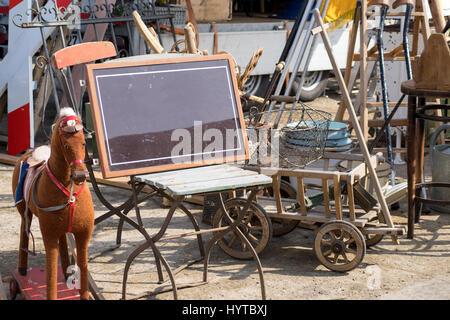 Flohmarkt-Stall mit alten Gegenständen Stockfoto