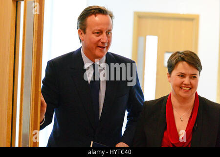 Premierminister David Cameron und schottische konservative Führer Ruth Davidson kommen für den Start der schottischen konservativen Manifest Stockfoto