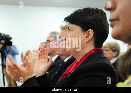 Schottische konservative Führer Ruth Davidson hört, wie Premierminister David Cameron bei der Vorstellung der schottischen konservativen Manifest spricht Stockfoto