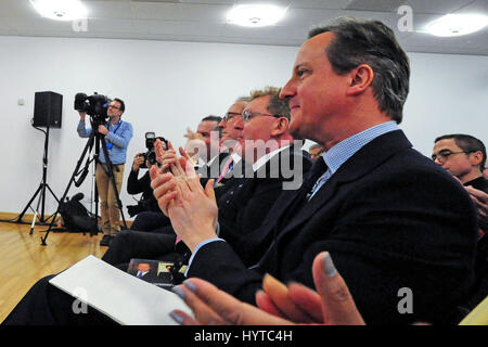 Premierminister David Cameron begrüßt schottische konservative Führer Ruth Davidson Rede bei der Vorstellung der schottischen konservativen Manifest Stockfoto