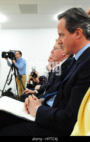 Premierminister David Cameron hört auf schottische konservative Führer Ruth Davidson Rede bei der Vorstellung der schottischen konservativen Manifest Stockfoto