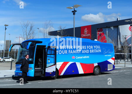 Die konservativen Wahl Kampagnenbus außerhalb Glasgows Emirates Stadium, wo David Cameron verhalf der schottischen konservativen Manifest Stockfoto