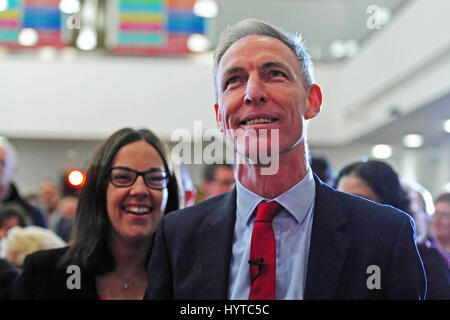 Schottische Labour Leader Jim Murphy bei der Vorstellung des Parteiprogramm Parlamentswahlen mit Stellvertretender Parteiführer Kezia Dugdale im Hintergrund Stockfoto