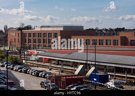 York-Station mit 2 Züge Virgin Ostküste. Netzwerk-Schiene, Schiene Betrieb Zentrums (ROC) und Schulungszentrum (TC) Darüber hinaus. North Yorkshire, GB, UK. Stockfoto