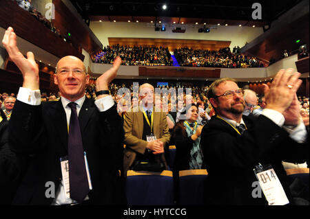 Standing Ovations von Schrank-Sekretärin für Finanzen John Swinney (L) führte, nachdem Nicola Sturgeon offiziell als neuer Anführer der Scottish National Party auf der Party Jahreskonferenz in Perth bekannt gegeben wurde, Stockfoto