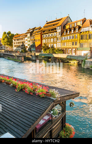 historische Fachwerkbauten auf die Baks des Flusses krank gesehen von der Brücke Pont Saint Martin, Stockfoto