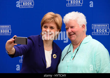 Schottlands erster Miister Nicola Sturgeon (L) und Schriftsteller Val McDermid (R) an das Edinburgh International Book Festival Stockfoto