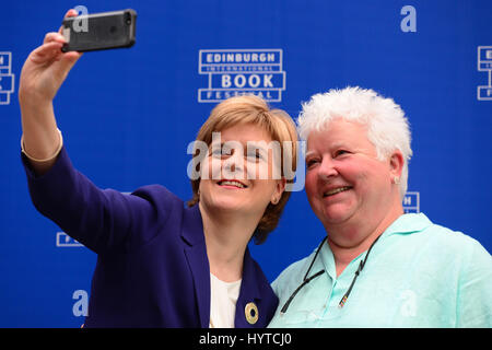 Schottlands erster Miister Nicola Sturgeon (L) und Schriftsteller Val McDermid (R) an das Edinburgh International Book Festival Stockfoto