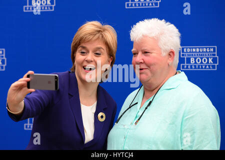 Schottlands erster Miister Nicola Sturgeon (L) und Schriftsteller Val McDermid (R) an das Edinburgh International Book Festival Stockfoto