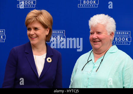 Schottlands erster Miister Nicola Sturgeon (L) und Schriftsteller Val McDermid (R) an das Edinburgh International Book Festival Stockfoto