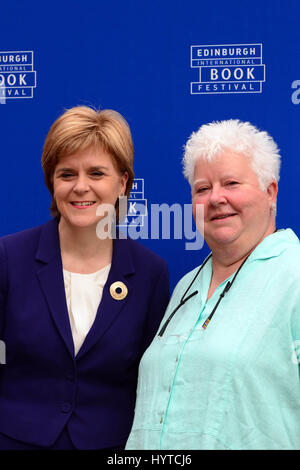 Schottlands erster Miister Nicola Sturgeon (L) und Schriftsteller Val McDermid (R) an das Edinburgh International Book Festival Stockfoto