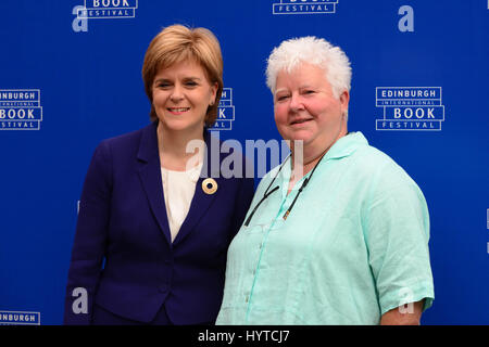 Schottlands erster Miister Nicola Sturgeon (L) und Schriftsteller Val McDermid (R) an das Edinburgh International Book Festival Stockfoto