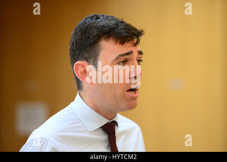 Arbeitsrechtlichen Führung Anwärter Andy Burnham befasst sich mit ein Publikum in Edinburgh Stockfoto