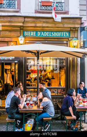 junge Menschen, die eine afterwork Bier auf der Terrasse der bar Restaurant le Troquet de Kneckes, Stockfoto