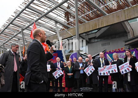 Patrick Harvie, Co Convener der Scottish Green Party, nimmt das Mikrofon als MSPs aus über Partei teilt sammeln außerhalb des schottischen Parlaments zur Unterstützung der Trades Gewerkschaften Mitglieder protestieren gegen die britische Gewerkschaft Bill Stockfoto