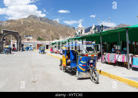 Lokalen Mototaxi Transport auf dem Stadtplatz in Chivay, einer Stadt im Colca Tal, Hauptstadt der Caylloma Provinz, Region Arequipa, Peru Stockfoto