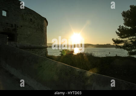 Sonnenuntergang am Fort Balaguier am Mittelmeer, Saint Mandrier Bezirk, in der Stadt Toulon an der Côte d ' Azur. Fort Balaguier wurde, gebaut. Stockfoto