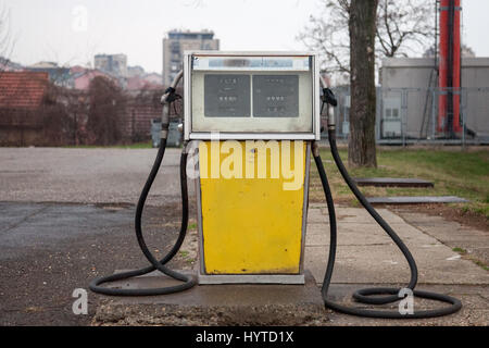 Rostige, alte und verlassene Gas Spender in einer ehemaligen Tankstelle erschossen in einem Vorort von Belgrad, Serbien-Bild von einer alten erhltlich Zapfsäule in einem petro Stockfoto