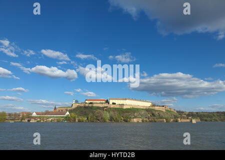 Petrovaradin Festung in Novi Sad, Serbien, auf Donau, an einem sonnigen Frühlingstagen Nachmittag Bild der Festung Novi Sad (Petrovaradin), eines der Stockfoto