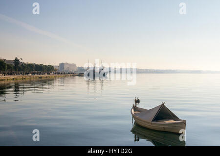 Boote und Schiffe in der Ägäis auf Thessaloniki direkt am Meer in Griechenland Bild von Booten und Schiffen verschiedener Standorte bei Sonnenuntergang an der Küste von Thess Stockfoto