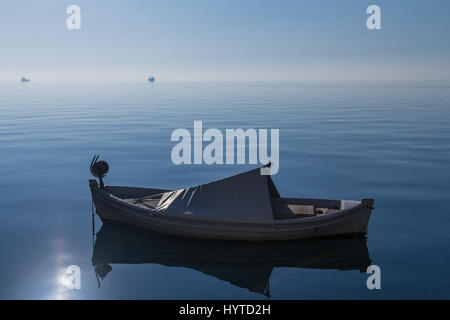 Boote und Schiffe in der Ägäis auf Thessaloniki direkt am Meer in Griechenland Bild von Booten und Schiffen verschiedener Standorte bei Sonnenuntergang an der Küste von Thess Stockfoto