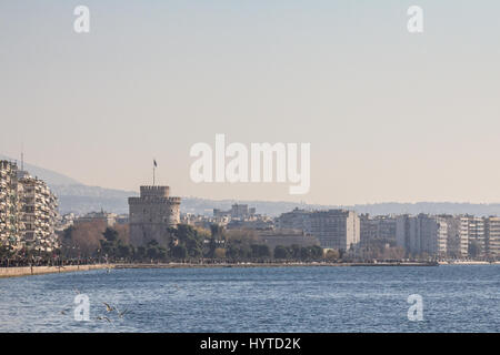 THESSALONIKI, Griechenland - 25. Dezember 2015: Weißer Turm von Thessaloniki Meer gesehen. Der weiße Turm ist eines der Thessanolinikis legendären Denkmäler Pi Stockfoto