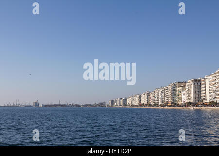 Bild von Thessaloniki (Griechenland) direkt am Meer (Victory Avenue, aka Nikis) gesehen im Winter Foto des legendären Sieges Allee, auch bekannt als Nikis tak Stockfoto