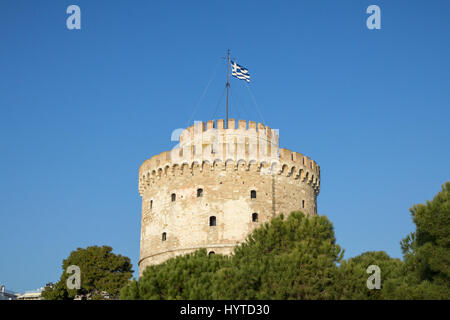 Weißer Turm an einem sonnigen Nachmittag. Der weiße Turm ist eines der wichtigsten Denkmäler von Thessaloniki, zweite Stadt von Griechenland den weißen Turm von Thessaloniki Stockfoto