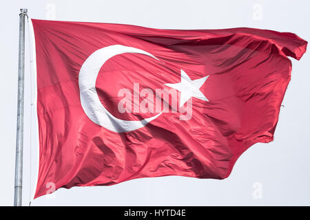 Türkische Fahne in der Luft schweben in einer windigen Umgebung Bild von der offiziellen türkischen Flagge gehisst Stockfoto