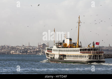 ISTANBUL, Türkei - 30. Dezember 2015: Fähre verlassen den Hafen von Kadiköy District, asiatische Seite der Stadt, auf der europäischen Seite, Ayasofya mosqu Stockfoto