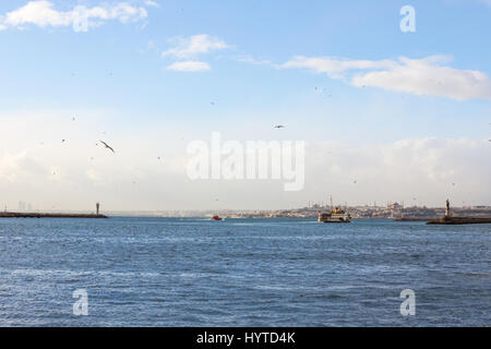 ISTANBUL, Türkei - 30. Dezember 2015: Fähre verlassen den Hafen von Kadiköy District, asiatische Seite der Stadt, auf der europäischen Seite, Ayasofya mosqu Stockfoto