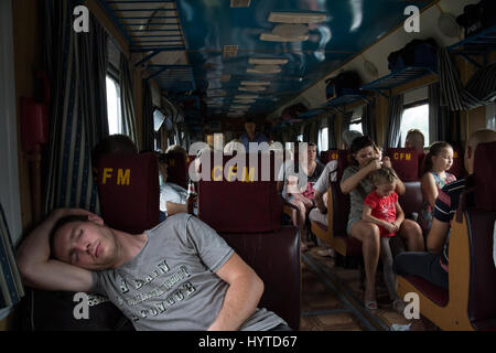 TIRASPOL, Transnistrien (Moldawien) - 13. August 2016: Junger Mann schlafen in einem PKW von Chisinau-Odessa (Moldawien, Ukraine) Weg zu trainieren, pass Stockfoto