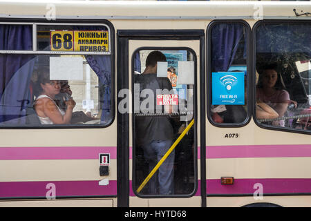 ODESSA, UKRAINE - 13. August 2015: Passagiere Blick aus dem Fenster der Marshrutka, einen kollektiven Taxi/Minibus Betrieb städtischen Routen in den meisten p Stockfoto