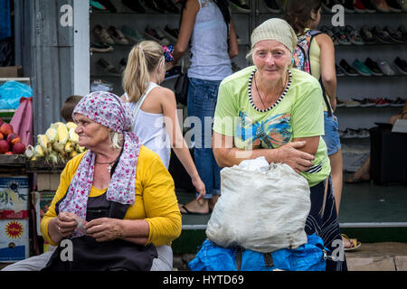 ODESSA, UKRAINE - 13. August 2015: Alte Frau Verkauf von zwei alten Frauen verkaufen Petersilie auf Gemüse auf Privoz Markt, dem Hauptmarkt von Odessa, Ukraine Stockfoto