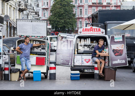 ODESSA, UKRAINE - 13. August 2015: Mobile Kaffee-LKW und Transporter Verkauf Espresso an der Hauptstraße von Odessa.   Kaffee vans sind ein typischer Teil der th Stockfoto