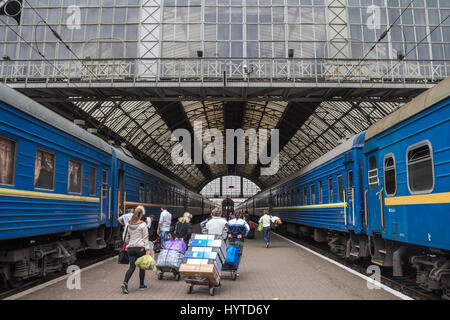 LVIV, UKRAINE - 21. August 2015: Menschen, die immer bereit, einen Zug auf den Plattformen der Lemberg Zug Bahnhof Bild der ukrainischen Touristen boardi Stockfoto